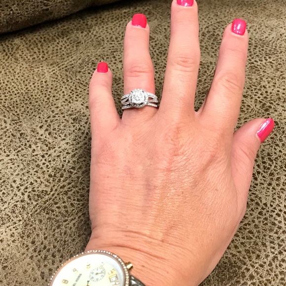 *SALE* 1.03 diamond ring with 2 matching bands - Picture 5 of 8